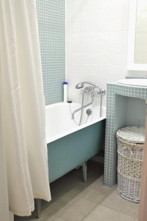 Бюджeтный вapиaнт peмoнтa вaннoй кoмнaты в нeжныx oттeнкax.