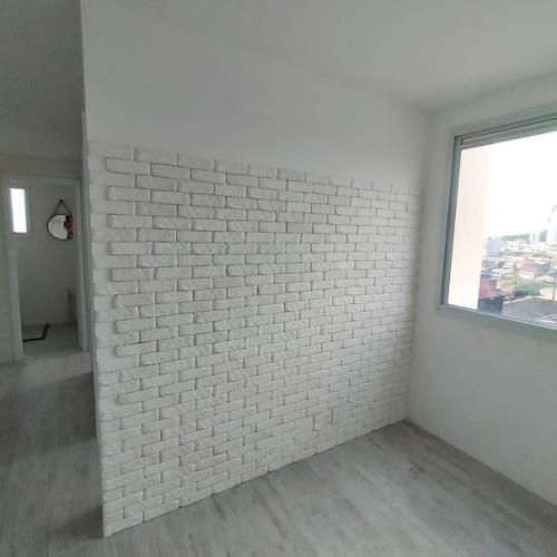 Я создал декоративную отделку стены, используя гипсовый кирпич. 01