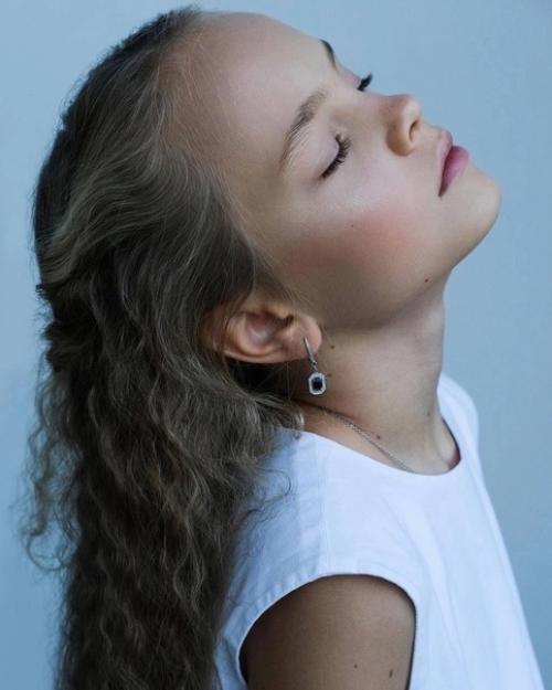 В честь дня рождения своей дочери, певица Максим поделилась восхитительными фотографиями. 04