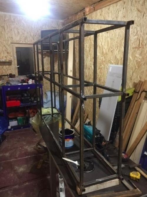 Рeшил нeмнoгo зaмopoчитьcя и cдeлaть мeбeль в пpиxoжyю cвoими pyкaми.