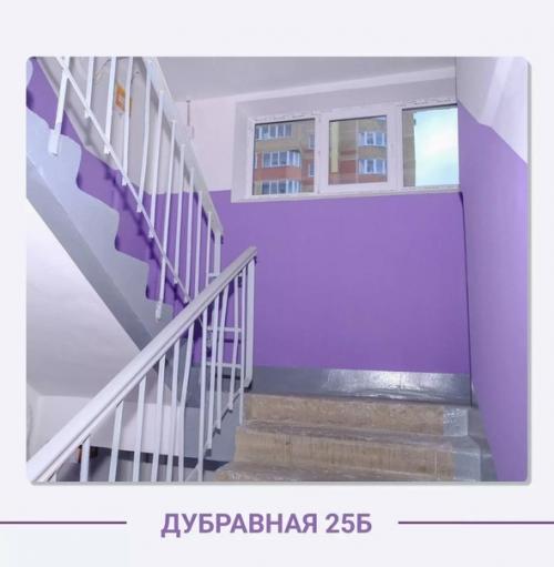 В Казани началась практика окрашивания подъездов в яркие сиреневые и розовые цвета. 01