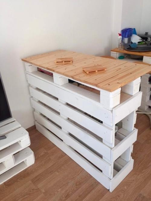 Молодая пара приобрела квартиру, но пока не смогла собрать достаточно средств на мебель. 02