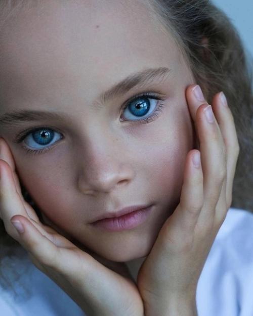 В честь дня рождения своей дочери, певица Максим поделилась восхитительными фотографиями. 01