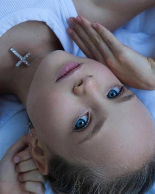 В честь дня рождения своей дочери, певица Максим поделилась восхитительными фотографиями. 03