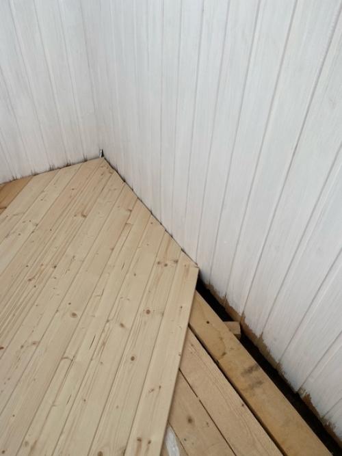 Пока находился в отпуске, решил, что необходимо довести до ума балкон. 03