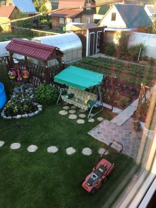 А я хочу показать вам дачный участок моих родителей. 02