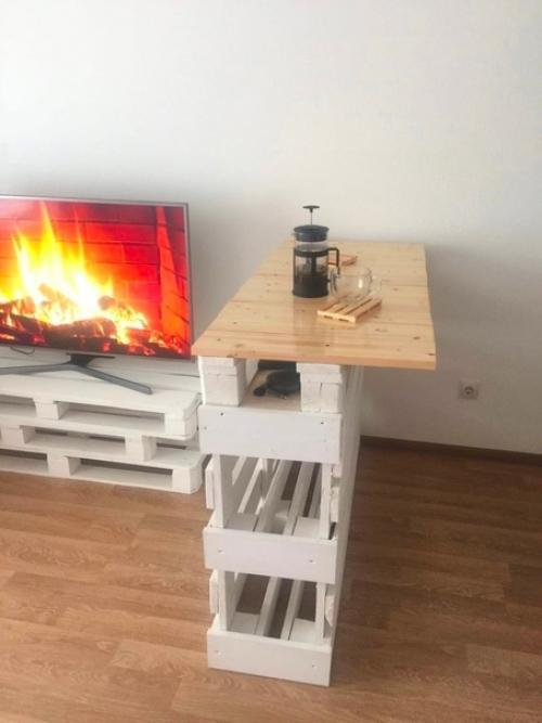 Молодая пара приобрела квартиру, но пока не смогла собрать достаточно средств на мебель. 05