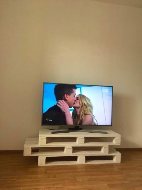 Молодая пара приобрела квартиру, но пока не смогла собрать достаточно средств на мебель. 04