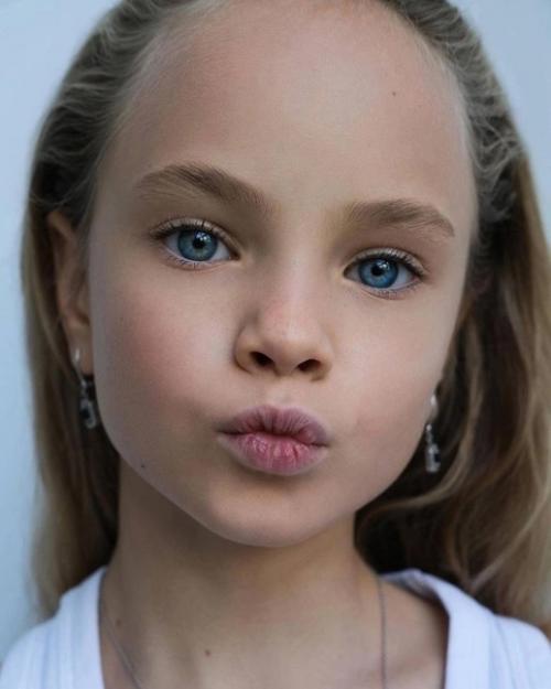 В честь дня рождения своей дочери, певица Максим поделилась восхитительными фотографиями. 02