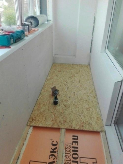 За две недели времени мы самостоятельно отремонтировали балкон. 01