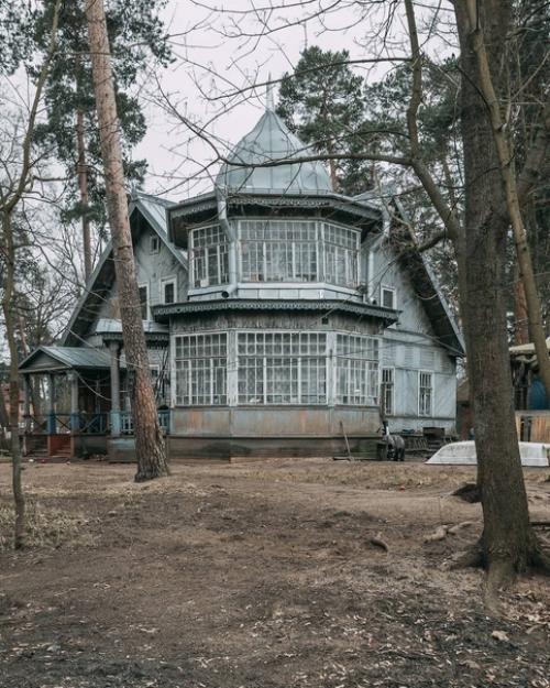 И такие шикарные домики, как произведение искусства, забрасывают. 01