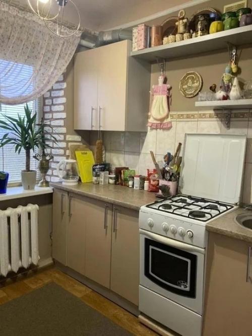 Кирпич в прихожей и на кухне поклеила. 02