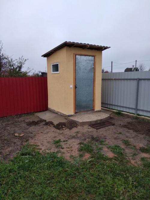 Пока муж был в отпуске, решил что-то поменять в уличном туалете.