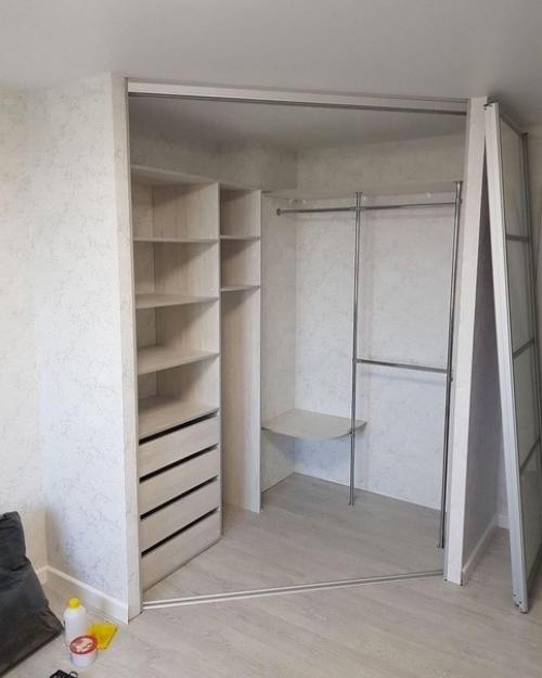 Небольшая гардеробная в углу спальной комнаты, интересная задумка.