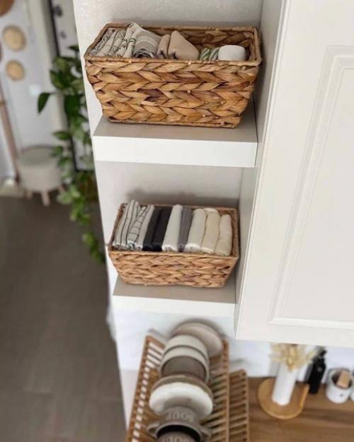 Какая милая и симпатичная кухня с большим количеством разных мелочей на виду. 02