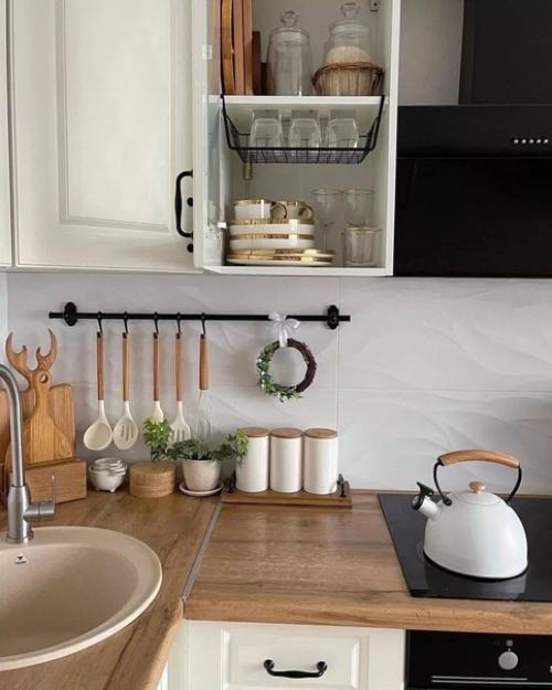 Какая милая и симпатичная кухня с большим количеством разных мелочей на виду.