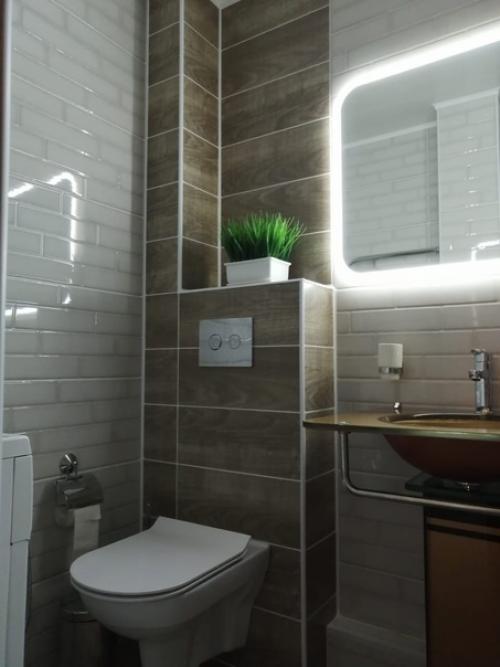 Мы решили сделать совмещенный санузел, а для этого пришлось конкретно постараться, стену сломать не так уж и просто оказалось. 02