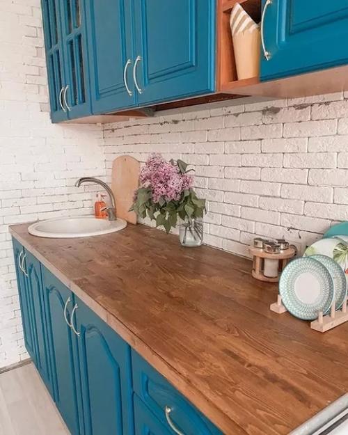 Финансы не позволяли нам обновить кухонный гарнитур, как мы хотели. 03