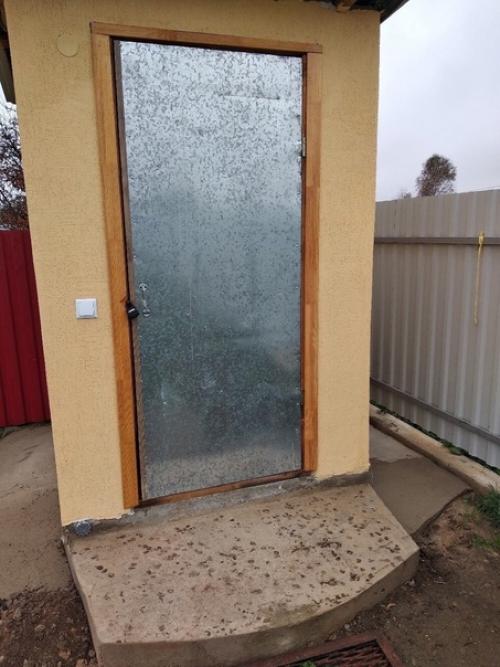 Пока муж был в отпуске, решил что-то поменять в уличном туалете. 04