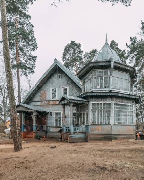 И такие шикарные домики, как произведение искусства, забрасывают.