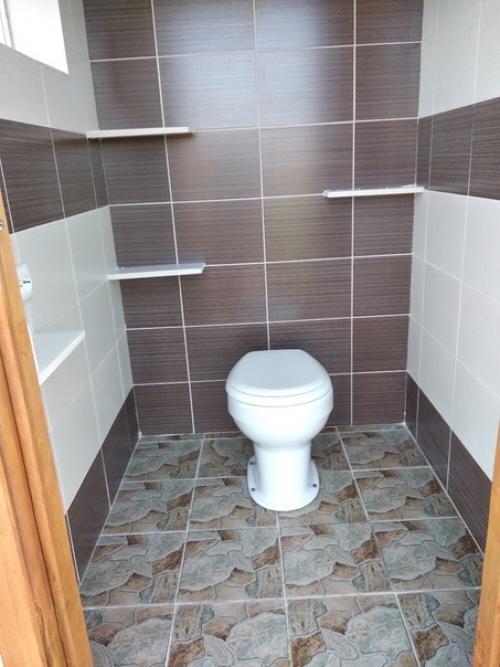 Пока муж был в отпуске, решил что-то поменять в уличном туалете. 01