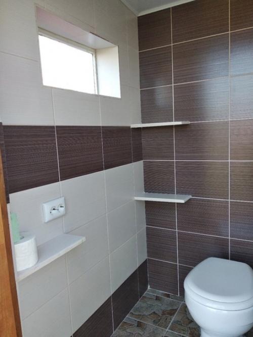 Пока муж был в отпуске, решил что-то поменять в уличном туалете. 02