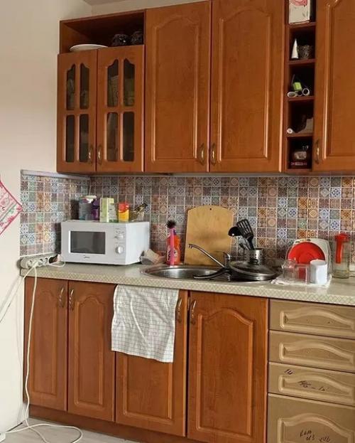 Финансы не позволяли нам обновить кухонный гарнитур, как мы хотели.