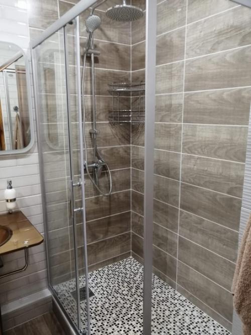 Мы решили сделать совмещенный санузел, а для этого пришлось конкретно постараться, стену сломать не так уж и просто оказалось. 03