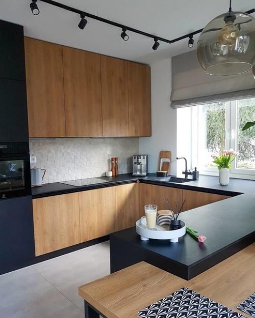 Вот такую кухня сделали себе в частном доме. 01