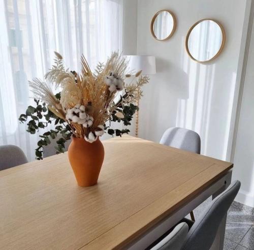 Квартира с очень светлым и красивым интерьером, всё со вкусно и ничего лишнего.