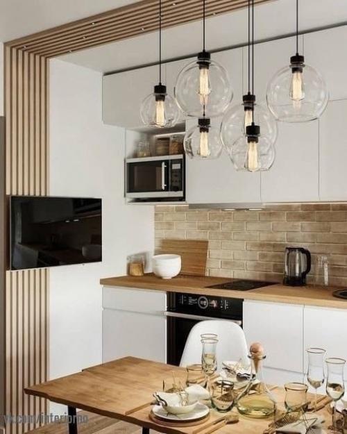 Шикарная и просторная кухня, с большом обеденной зоной для всей семьи.