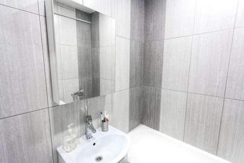 Сделали с мужем ремонт в ванной комнате. 03