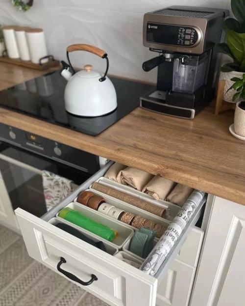 Какая милая и симпатичная кухня с большим количеством разных мелочей на виду. 03