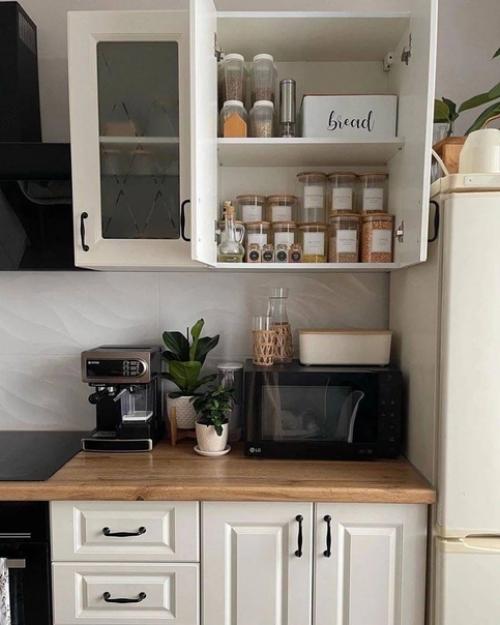 Какая милая и симпатичная кухня с большим количеством разных мелочей на виду. 01