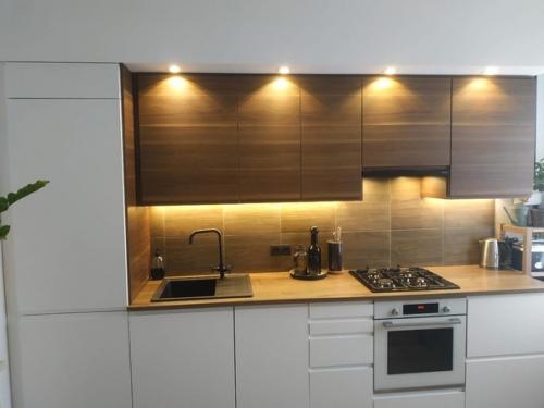 Какой прекрасное.  Яркое, тёплое и симпатичное сочетание цветов на кухне.