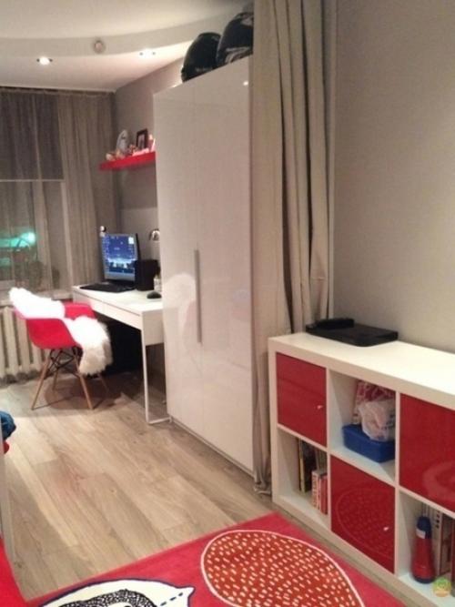 Детская комната у нас только одна, и когда делали ремонт, решили каждому ребёнку сделать свою зону. 03