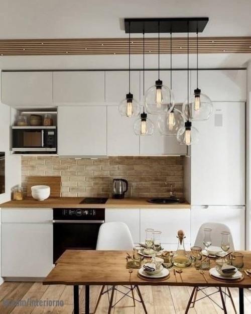 Шикарная и просторная кухня, с большом обеденной зоной для всей семьи. 02