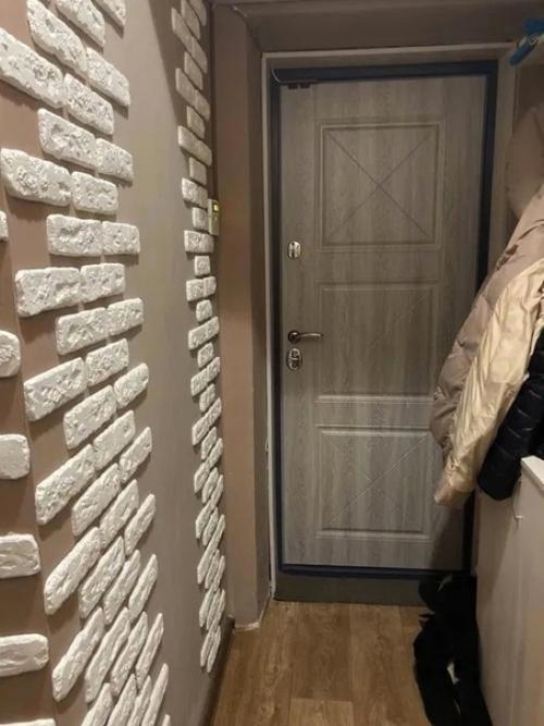 Кирпич в прихожей и на кухне поклеила.