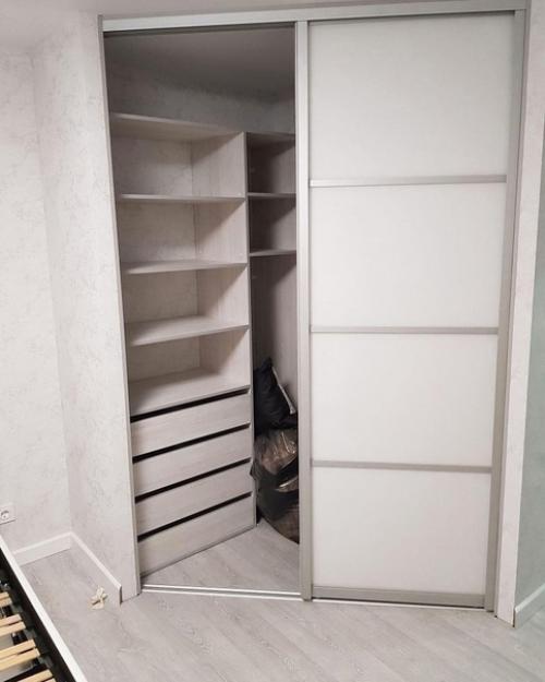 Небольшая гардеробная в углу спальной комнаты, интересная задумка. 02