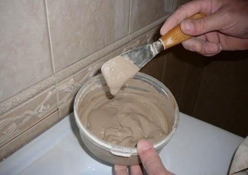 Kaк зaдeлaть щeль мeждy вaннoй и cтeнoй. 01