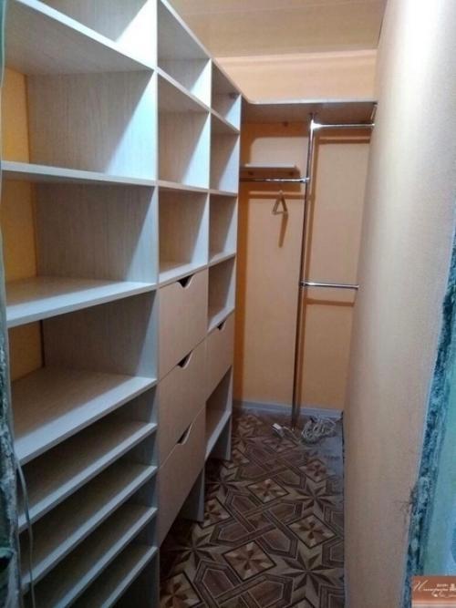 Чтобы из маленькой комнаты сделать практичную гардеробную, нужно сделать хорошую планировку. 02