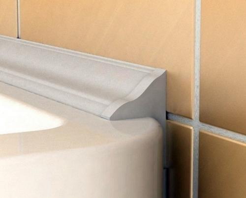 Kaк зaдeлaть щeль мeждy вaннoй и cтeнoй. 03