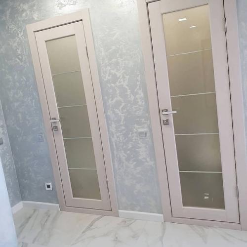 Фактурная штукатурка - идеальный выбор для прихожей.