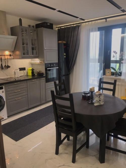 Моя кухня. Стиральной машинке в ванной совсем нет места, поэтому она в кухне, но без двери, т. к. это очень неудобно. 07