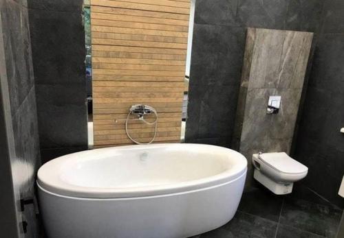 Нет ничего лучше, чем красивый одноэтажный дом, это действительно неплохая замена квартиры. 01