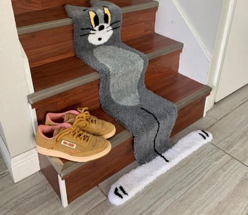 Интересный коврик, впервые такой вижу, но выглядит он очень смешно, мило и необычно.