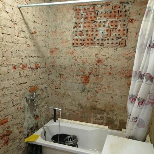 Муж за ремонт в ванной комнате взялся.