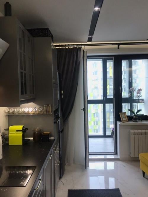 Моя кухня. Стиральной машинке в ванной совсем нет места, поэтому она в кухне, но без двери, т. к. это очень неудобно. 02