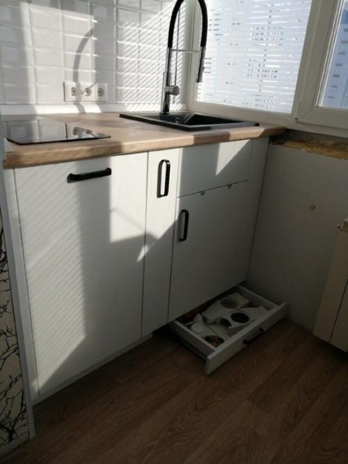 Кyхня, вынecенная нa лoджию.