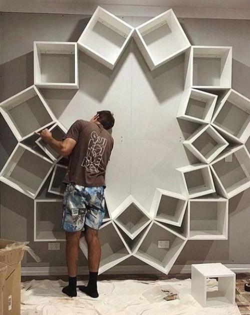 Одним из самых прекрасных вариантов для украшения вашего дома является книжная полка.